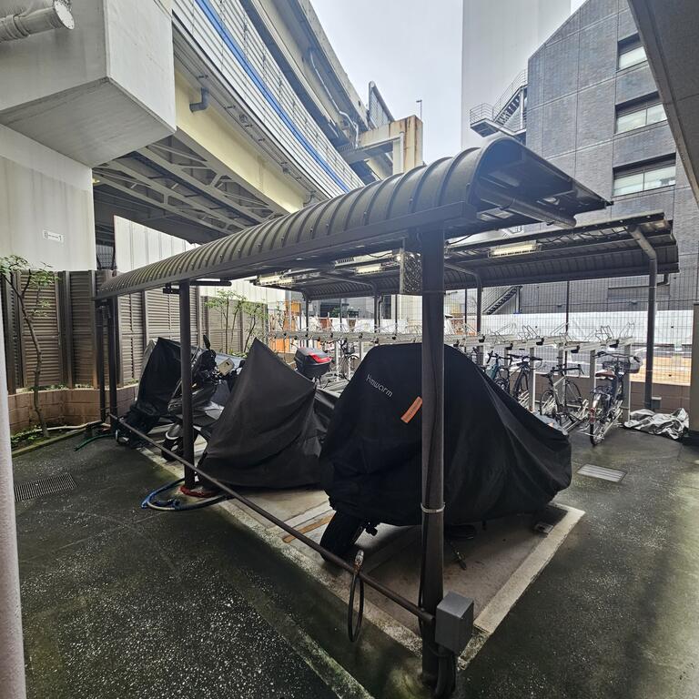 駐車場　屋根付き駐輪場】雨の日にも配慮された、便利な自転車置場です。