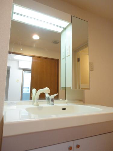 洗面設備　写真は他の住戸です。