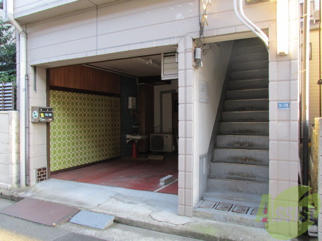 エントランス　入り口は右側の階段です