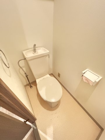 地下鉄御堂筋線 西中島南方駅 徒歩10分 10階建 築31年のトイレ写真