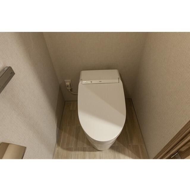 トイレ　落ち着いた色調のトイレです