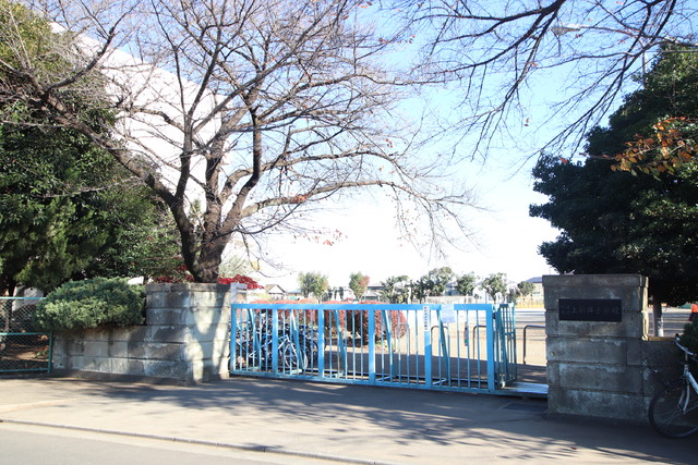 小学校　所沢市立上新井小学校（小学校）まで550m