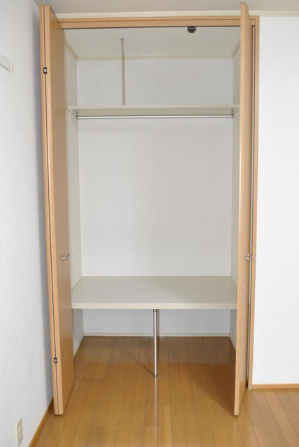 収納　クローゼット（同タイプ１０１号室の写真です）
