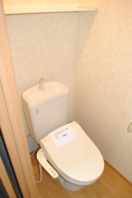 トイレ　（同タイプ１０１号室の写真です）