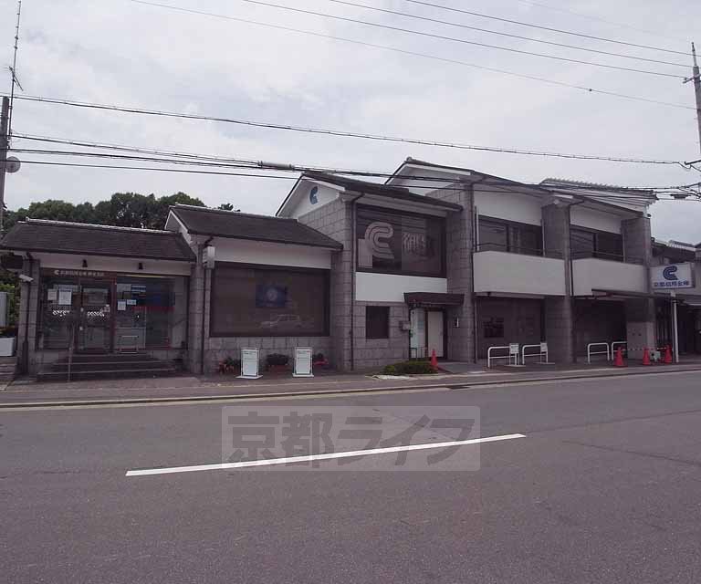 【京都市右京区鳴滝松本町のマンションの銀行】