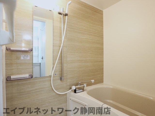 バス・シャワールーム　落ち着いた空間のお風呂です