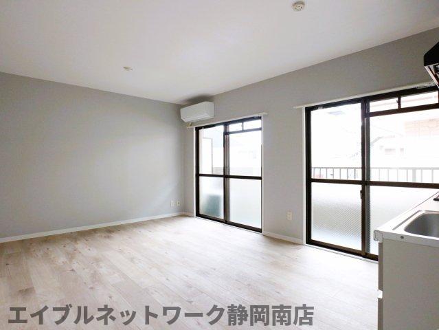 居室・リビング　こちらのリビングで趣味の時間をお楽しみください