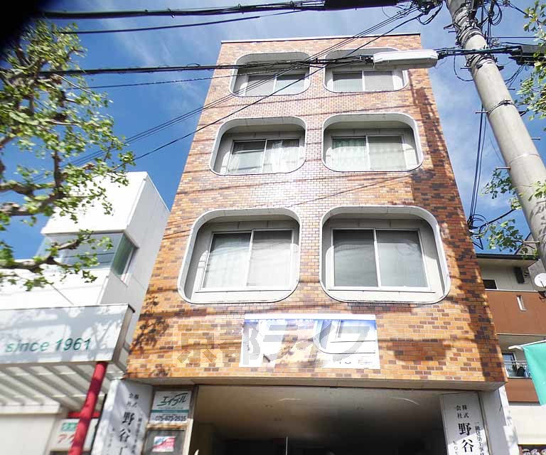 京都市右京区嵯峨広沢南下馬野町のマンションの建物外観