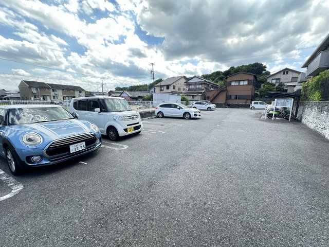 【MARCHE　高茶屋の駐車場】