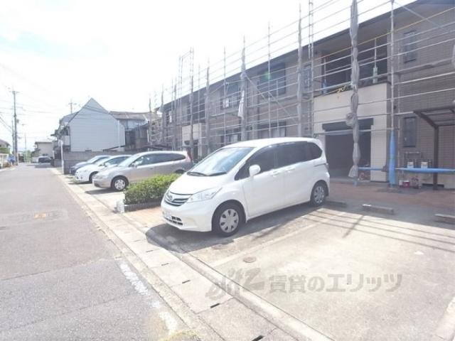 【京都市西京区桂清水町のアパートの駐車場】