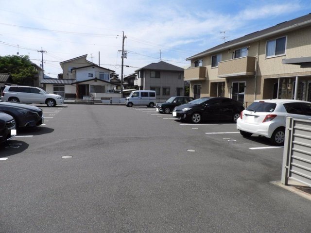 【岡山市南区彦崎のアパートの駐車場】