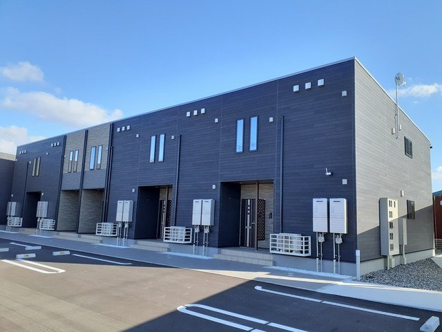 富山市下大久保のアパートの建物外観