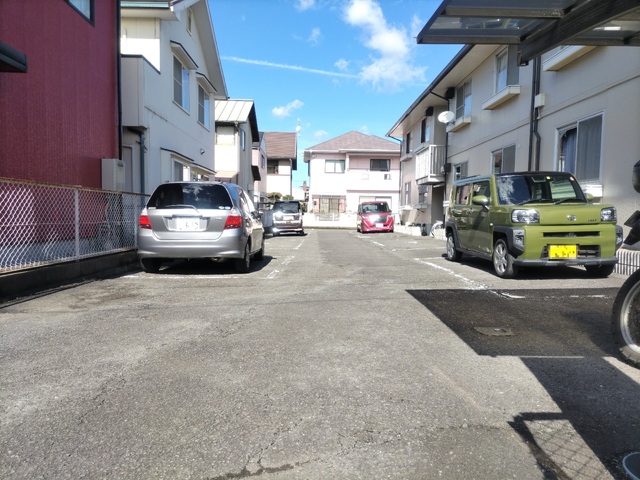 【松山市古川南のアパートの駐車場】