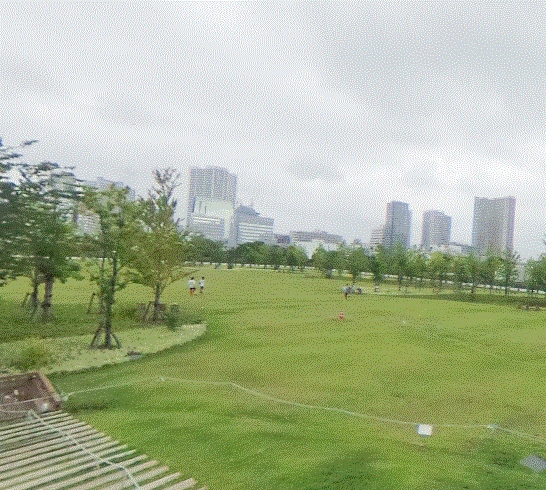 【港区港南のマンションの公園】