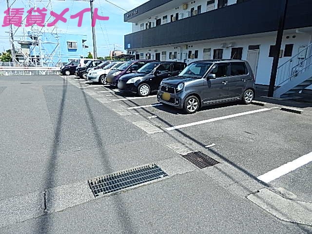 【鈴鹿市西条のアパートの駐車場】