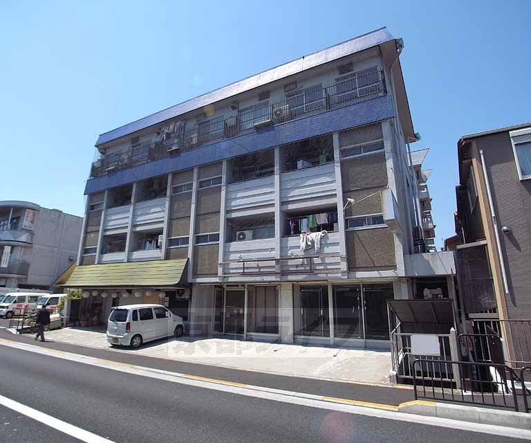 京都市右京区西京極南大入町のマンションの建物外観