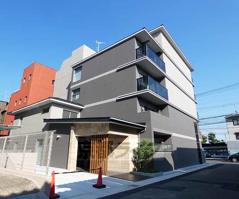 京都市伏見区桃山町泰長老のマンションの建物外観