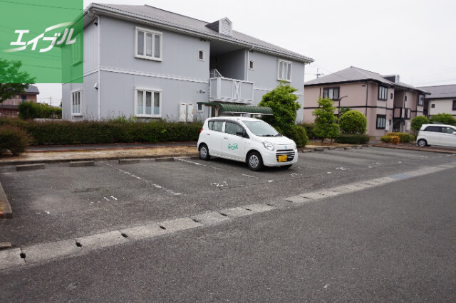 【レーベンハイツD棟の駐車場】