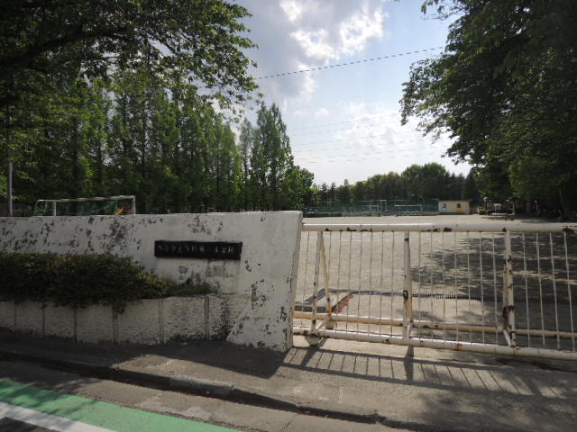 小学校　多摩市立 多摩第三小学校（小学校）まで608m
