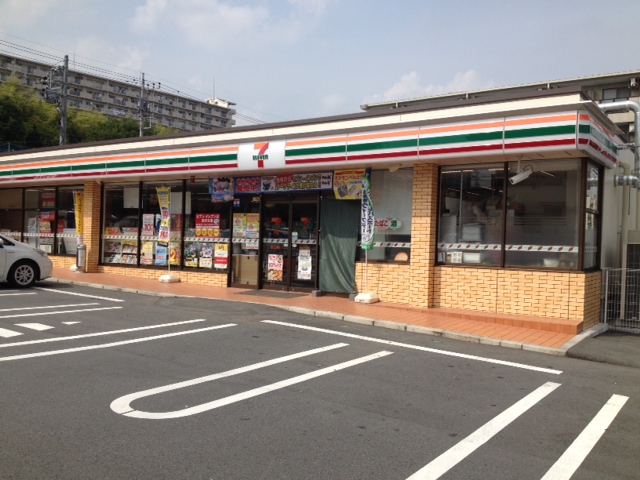 コンビニ　セブンイレブン多摩ニュータウン通り店（コンビニ）まで200m