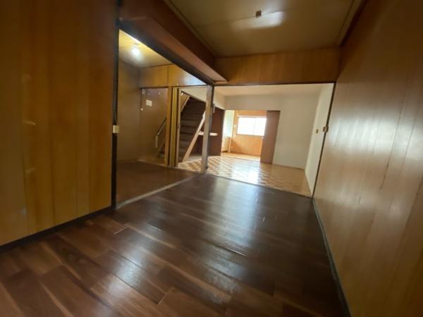 湊川町9丁目貸戸建の居間写真