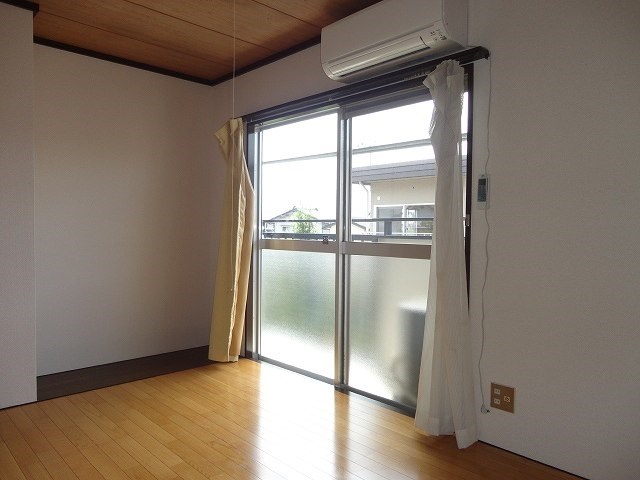 居室・リビング　写真は201号室です