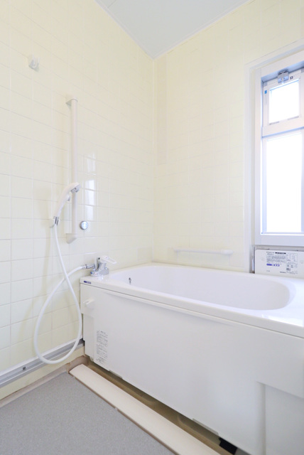 バス・シャワールーム　換気ができる小窓付きの浴室