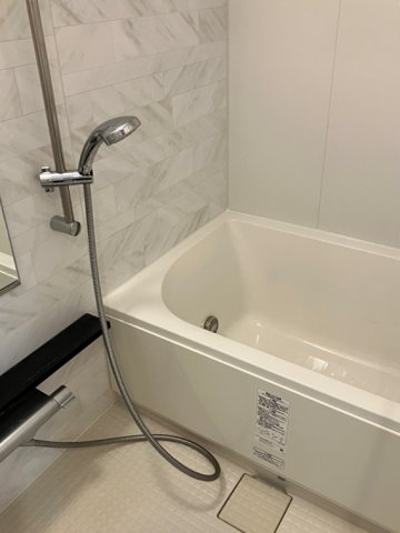 バス・シャワールーム　嬉しい追い焚き・浴室乾燥機付きです♪