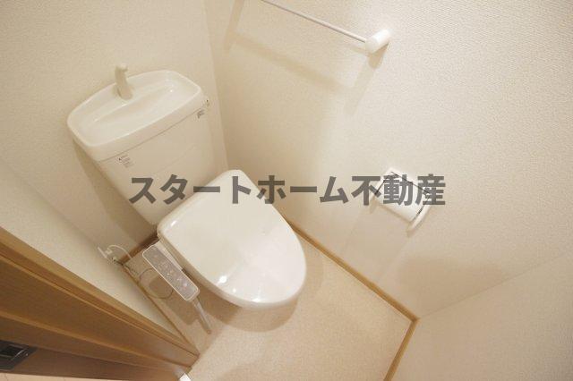 トイレ　落ち着いた色調のトイレです