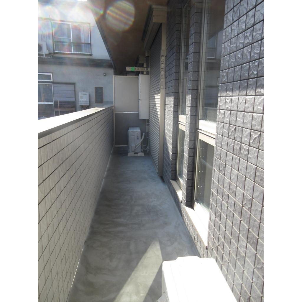 バルコニー　暖かな日差しのふりそそぐバルコニー