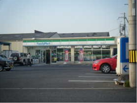 コンビニ　ファミリーマート（コンビニ）まで800m