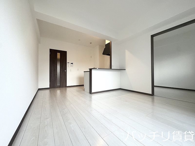 居室・リビング　画像は別号室の為、現況優先