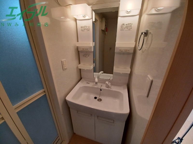 洗面設備　同型参考写真です