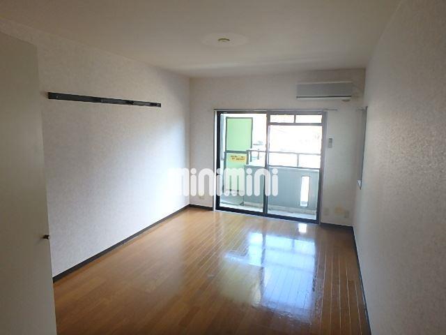 居室・リビング　様々な家具のレイアウトが楽しめるお部屋です。