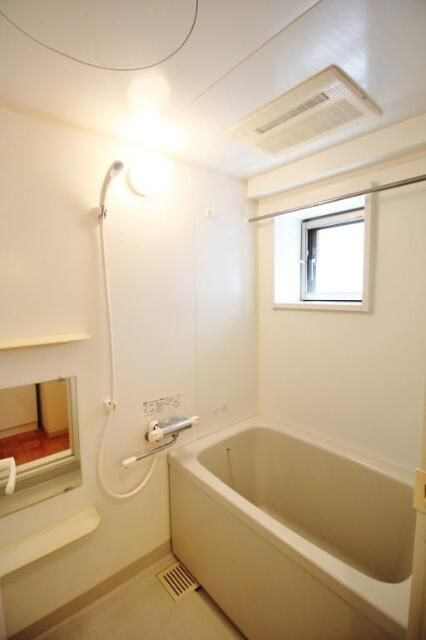 バス・シャワールーム　コンパクトで使いやすいお風呂です