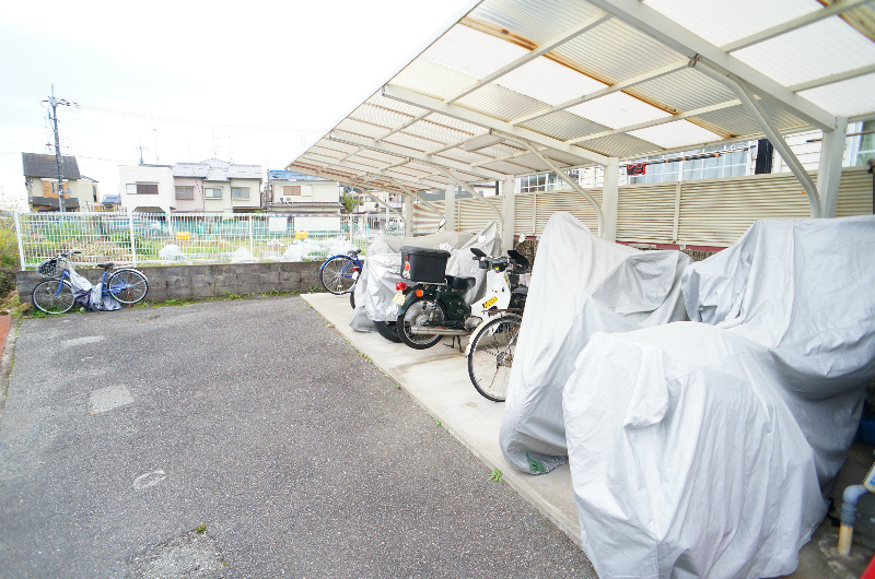 駐車場　屋根付き駐輪場