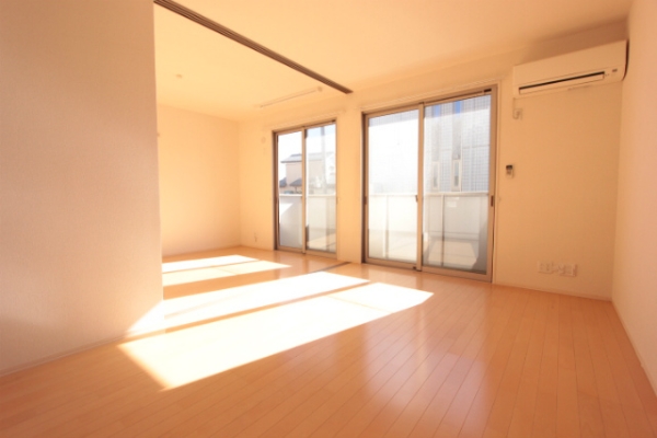 居室・リビング　角部屋の写真となります。