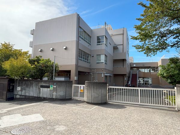 小学校　栗木台小学校（小学校）まで746m