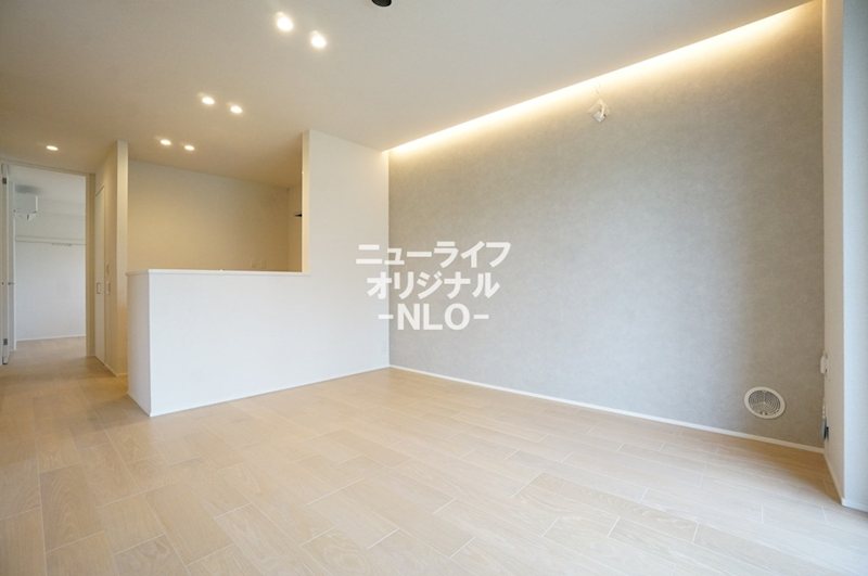 居室・リビング　間接照明やアクセントクロスがお洒落でモダンな空間を演出。