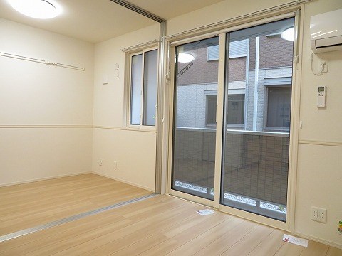 居室・リビング　同物件別部屋