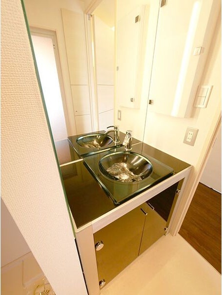 洗面設備　※写真は同じマンションの違う部屋のものになります。