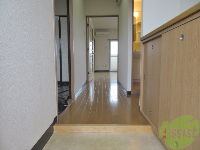 玄関　玄関はとても広く急な来客でも困りませんね