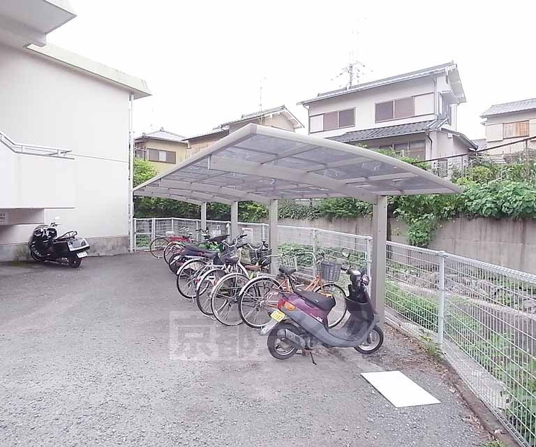 その他共有部分　屋根付きの駐輪場です