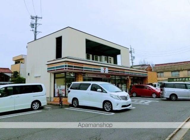 コンビニ　セブンイレブン（コンビニ）まで657m