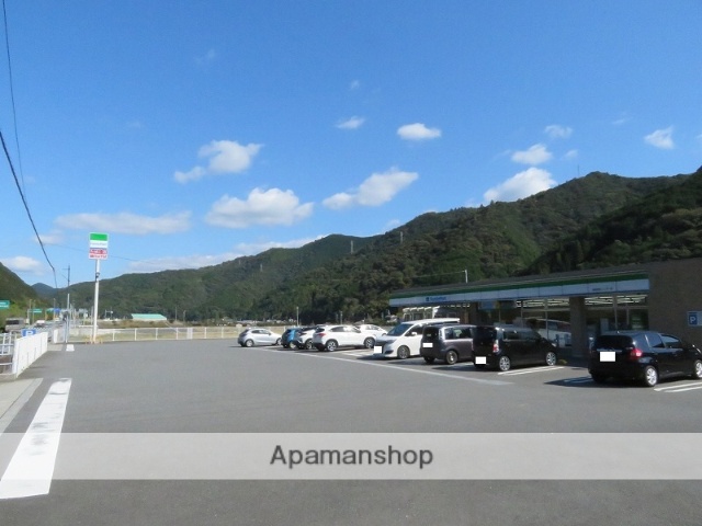コンビニ　ファミリーマート（コンビニ）まで700m