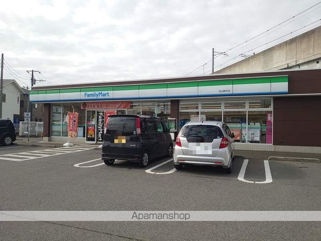コンビニ　ファミリーマート（コンビニ）まで930m