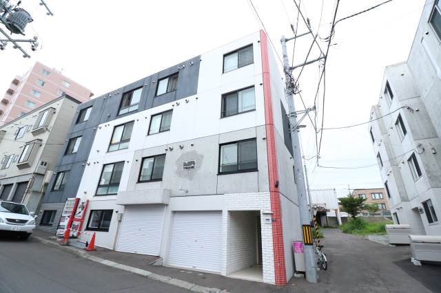 建物外観　４階建ての鉄筋造♪