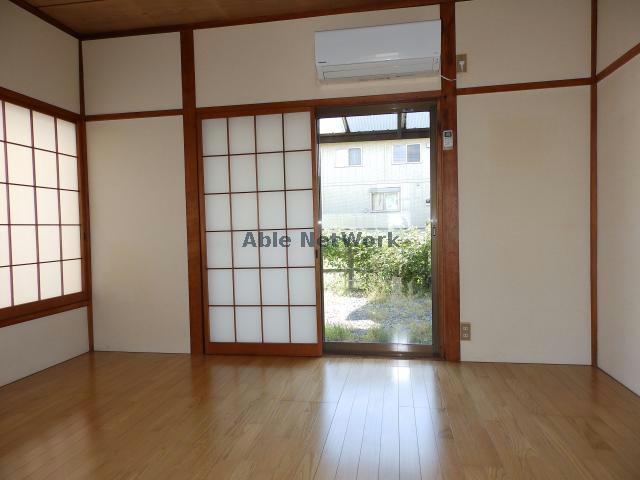 中央町戸建の居間写真