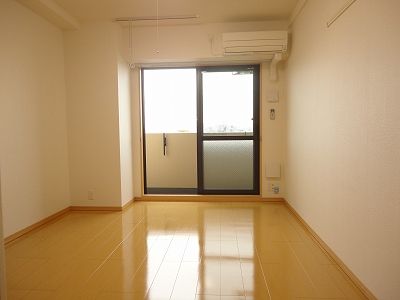ＪＲ京浜東北線 西川口駅 徒歩22分 8階建 築17年の居間写真