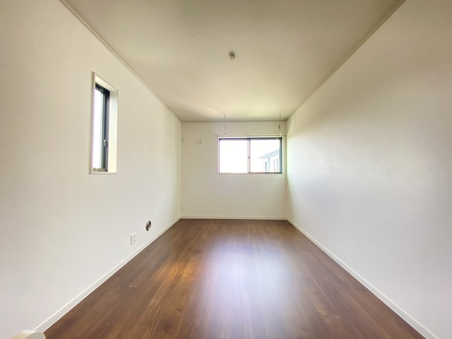 その他部屋・スペース　室内は落ち着いたぬくもりのあるフローリングです☆